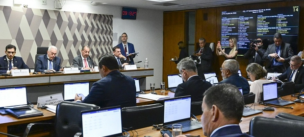 CCJ do Senado aprova fim da escala 6x1 e redução da jornada semanal